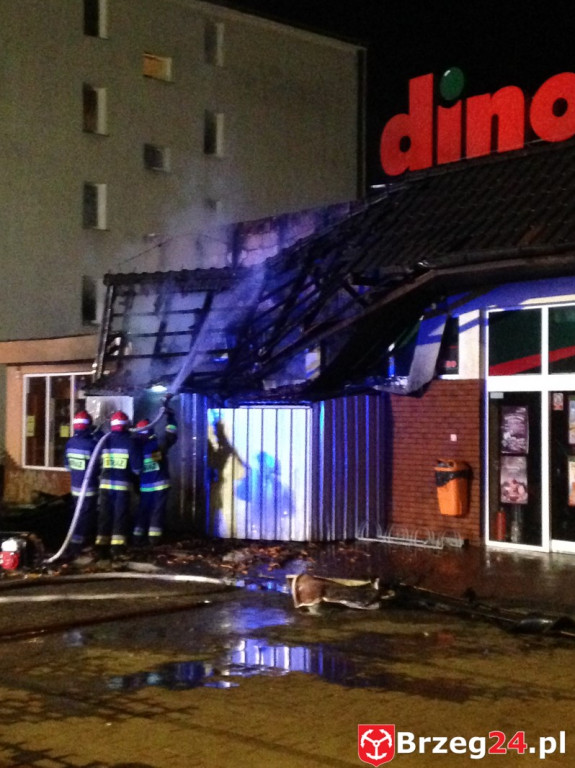 Pożar sklepu Dino przy ulicy Bohaterów Westerplatte w Brzegu
