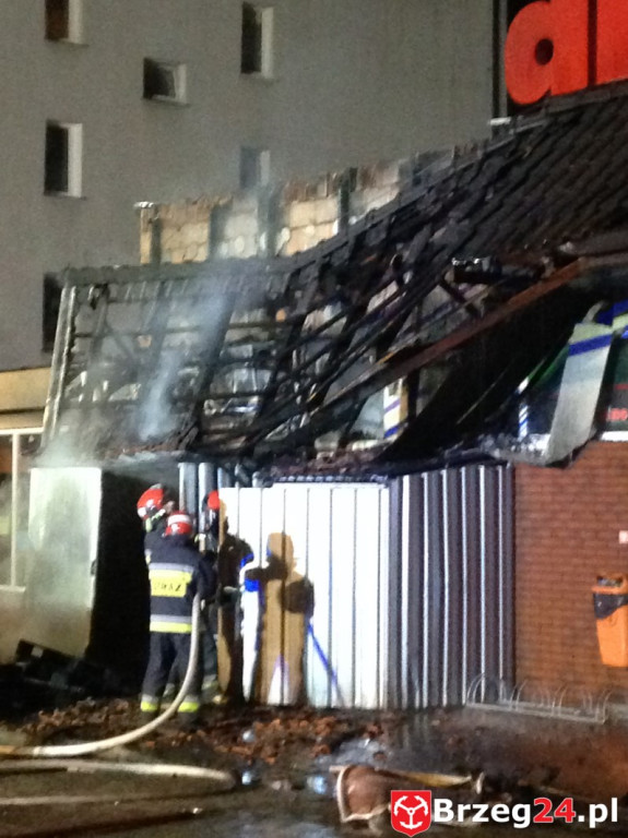 Pożar sklepu Dino przy ulicy Bohaterów Westerplatte w Brzegu