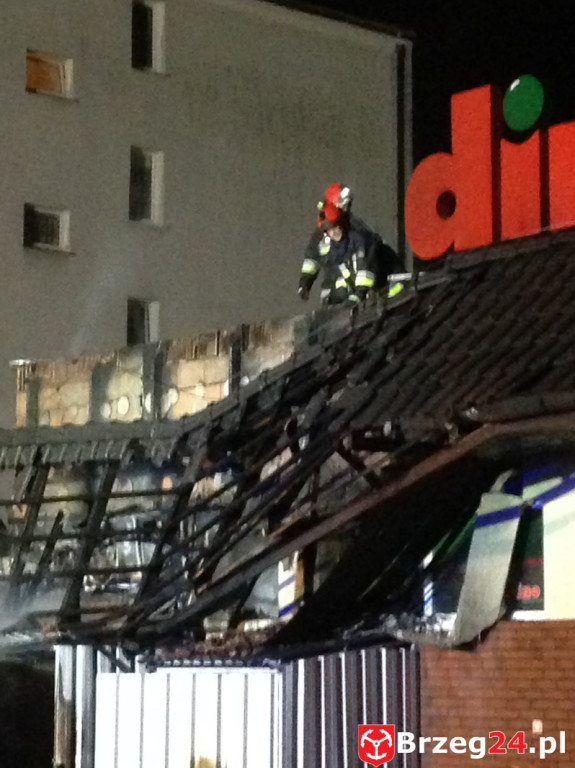 Pożar sklepu Dino przy ulicy Bohaterów Westerplatte w Brzegu