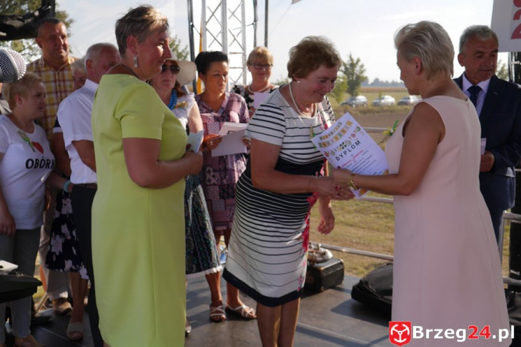 Gierszowice triumfowały u siebie - Fotorelacja z dożynkowego konkursu na najpiękniejszą koronę żniwną i na najładniejszą dekorację