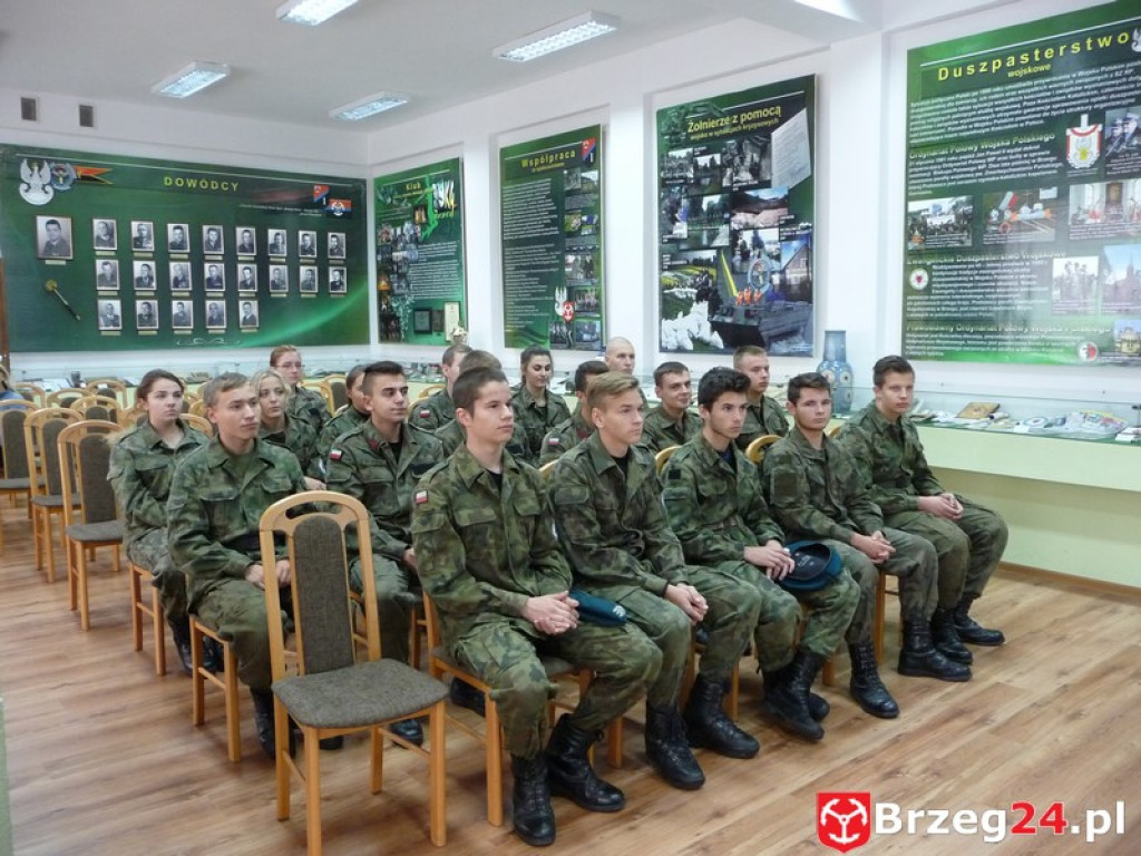 Młodzież II LO w Brzegu na obozie szkoleniowym  finansowanym przez Ministerstwo Obrony Narodowej