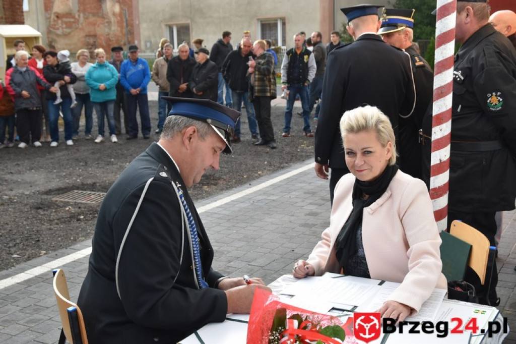 Strażacy z Czeskiej Wsi otrzymali nowy wóz bojowy