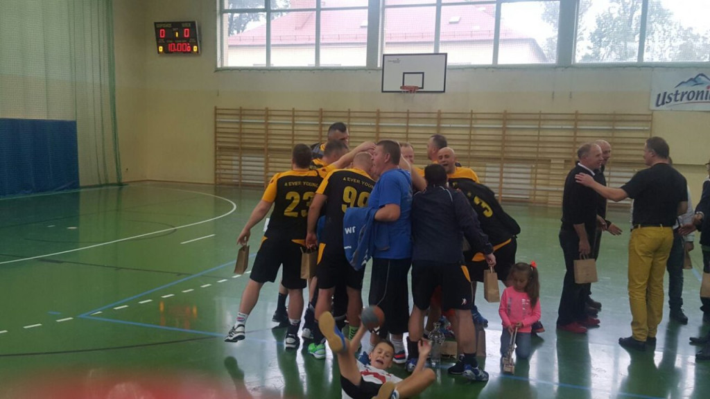 Zwycięstwem w Ustroniu grodkowscy Oldboje 4Ever Young rozpoczęli sezon 2016/2017