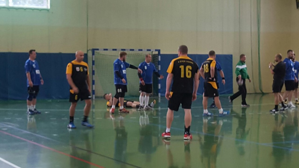 Zwycięstwem w Ustroniu grodkowscy Oldboje 4Ever Young rozpoczęli sezon 2016/2017