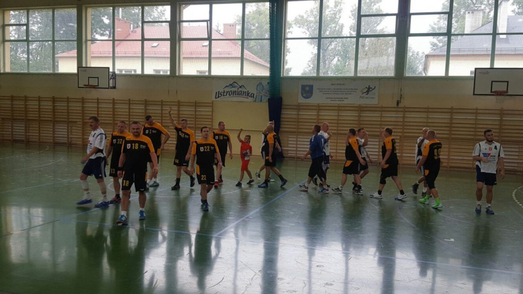 Zwycięstwem w Ustroniu grodkowscy Oldboje 4Ever Young rozpoczęli sezon 2016/2017