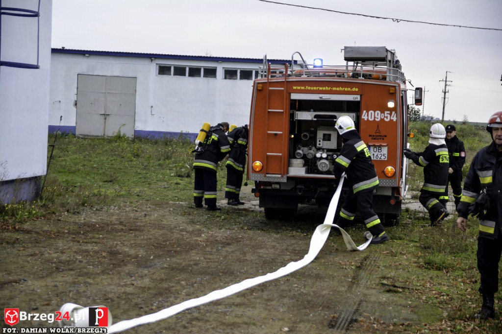 Pożar magazynu i wypadek samochodowy podczas ćwiczeń strażaków [fotorelacja]