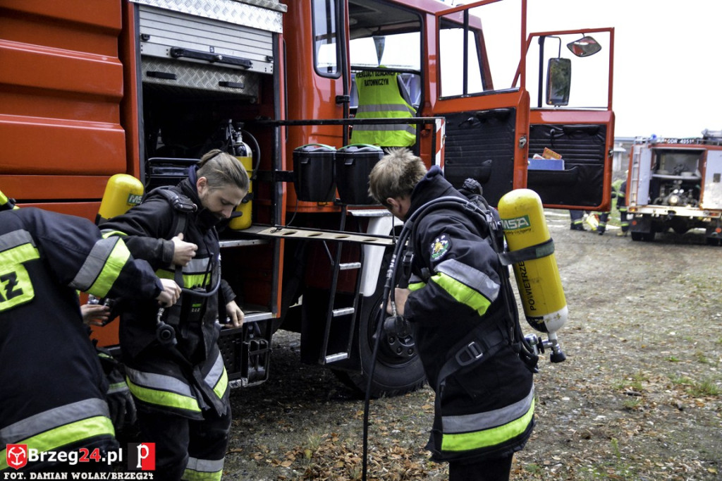 Pożar magazynu i wypadek samochodowy podczas ćwiczeń strażaków [fotorelacja]