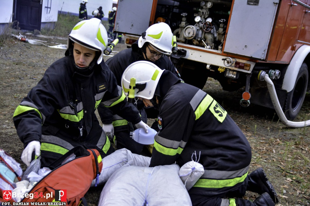 Pożar magazynu i wypadek samochodowy podczas ćwiczeń strażaków [fotorelacja]