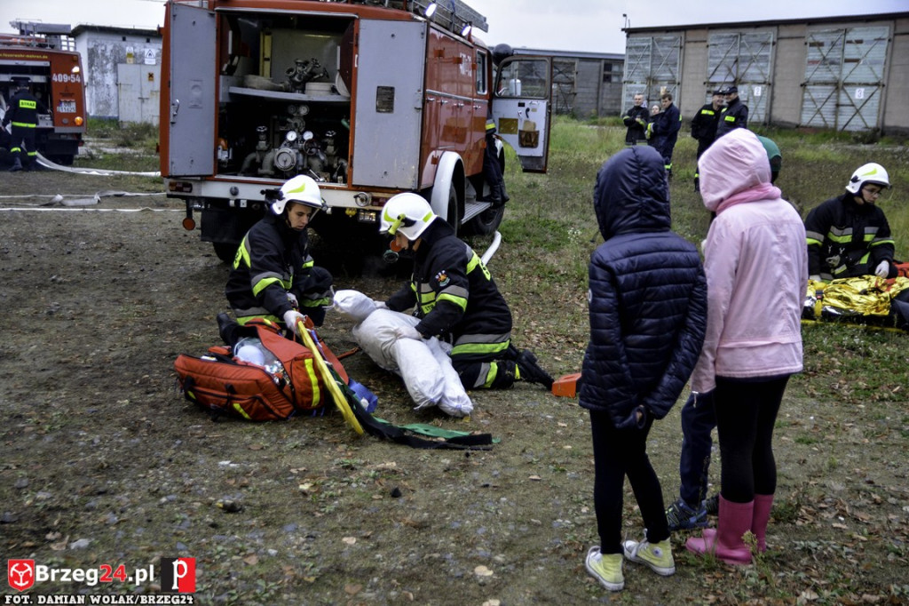 Pożar magazynu i wypadek samochodowy podczas ćwiczeń strażaków [fotorelacja]