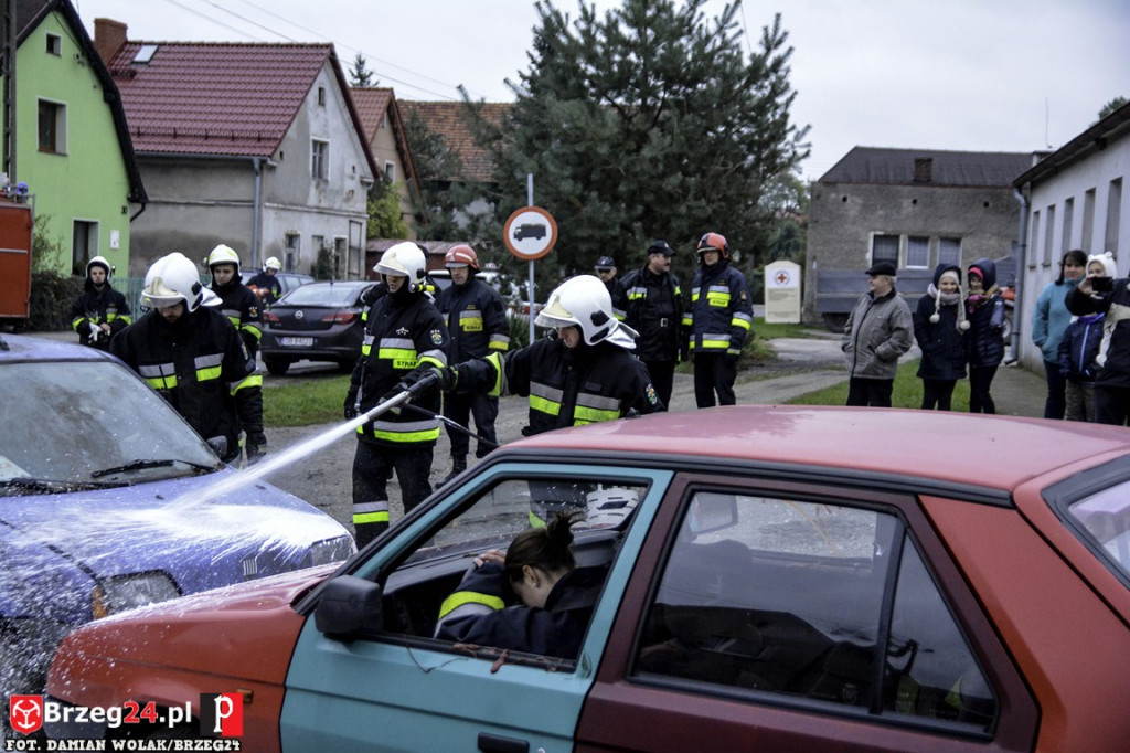 Pożar magazynu i wypadek samochodowy podczas ćwiczeń strażaków [fotorelacja]