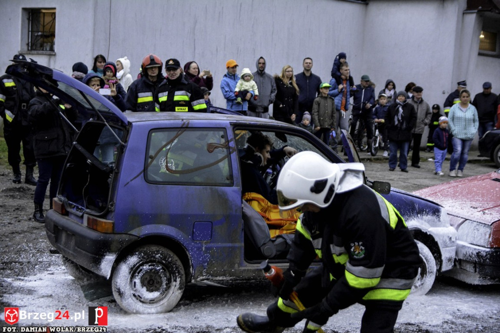 Pożar magazynu i wypadek samochodowy podczas ćwiczeń strażaków [fotorelacja]