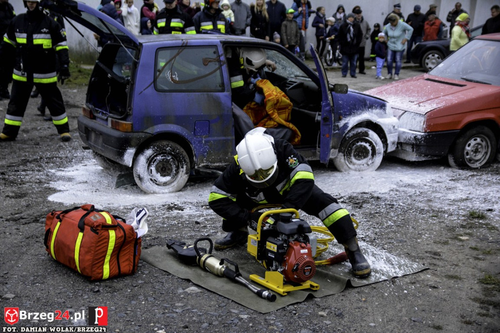 Pożar magazynu i wypadek samochodowy podczas ćwiczeń strażaków [fotorelacja]