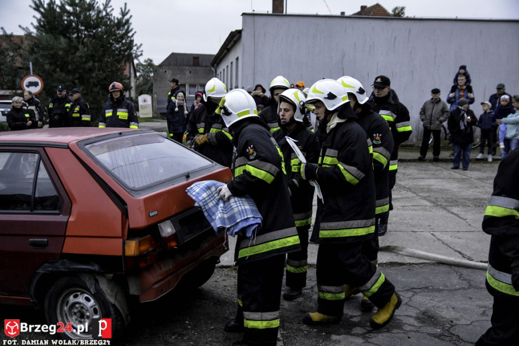 Pożar magazynu i wypadek samochodowy podczas ćwiczeń strażaków [fotorelacja]