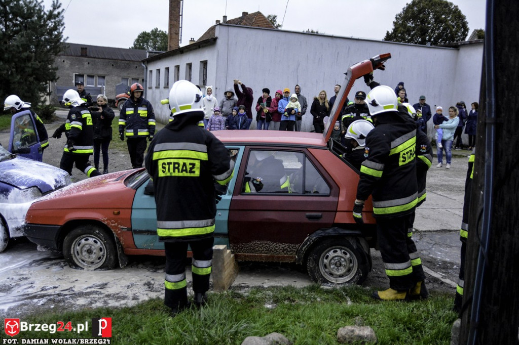 Pożar magazynu i wypadek samochodowy podczas ćwiczeń strażaków [fotorelacja]