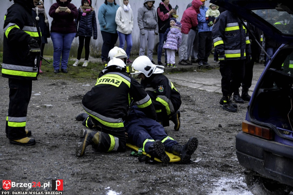 Pożar magazynu i wypadek samochodowy podczas ćwiczeń strażaków [fotorelacja]