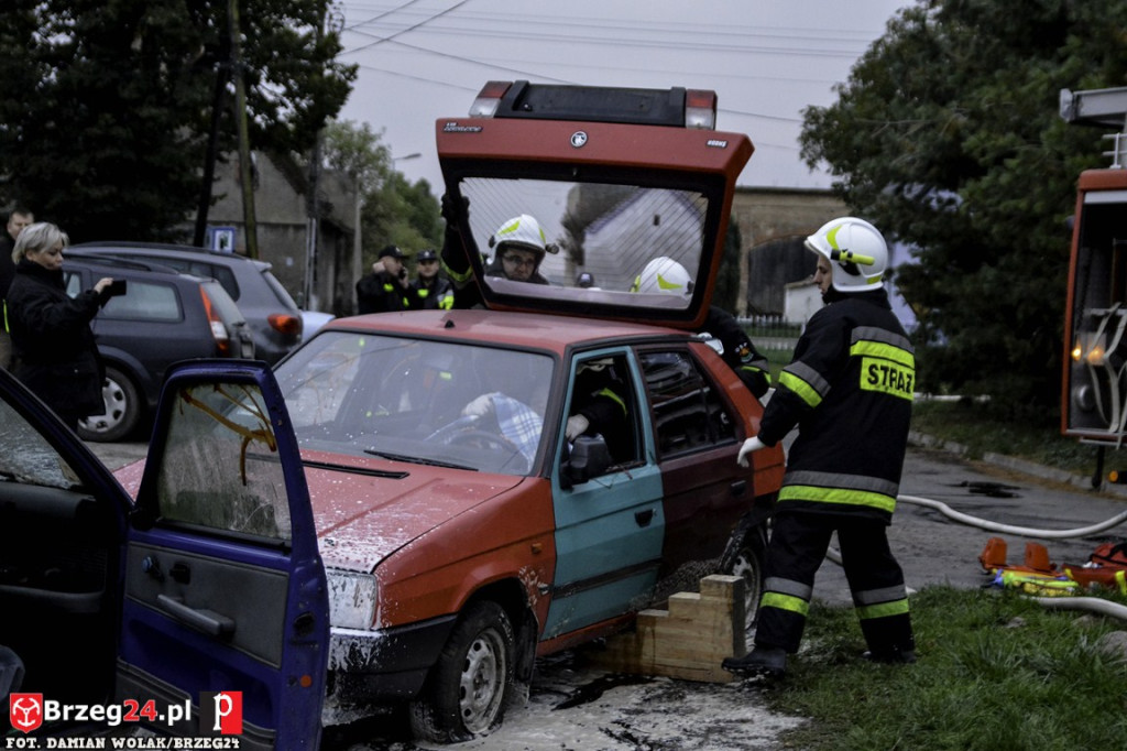 Pożar magazynu i wypadek samochodowy podczas ćwiczeń strażaków [fotorelacja]