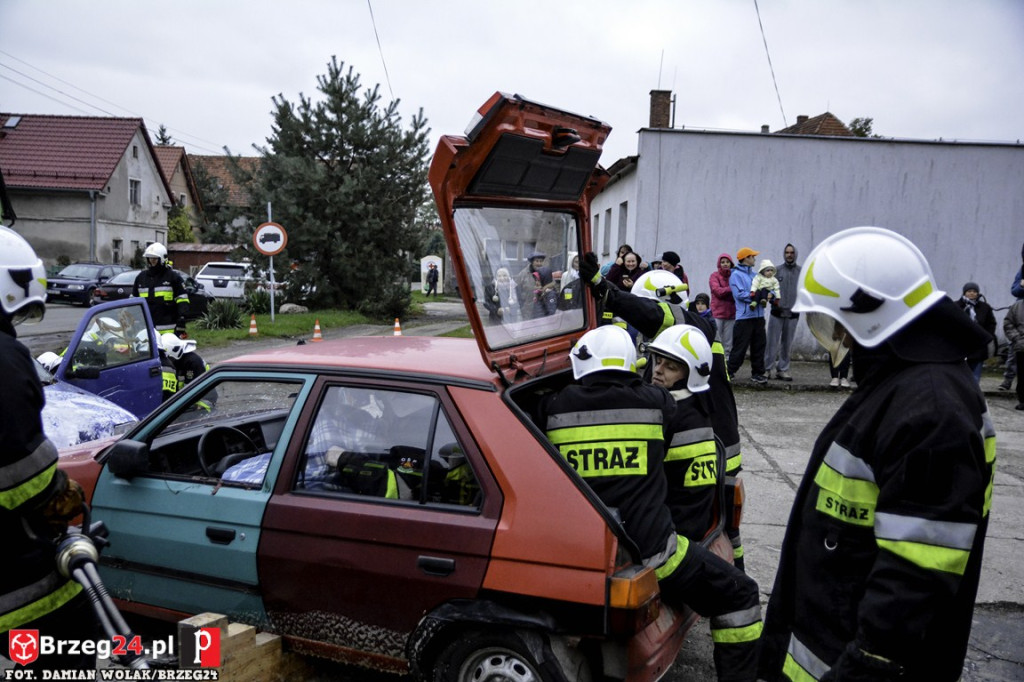 Pożar magazynu i wypadek samochodowy podczas ćwiczeń strażaków [fotorelacja]