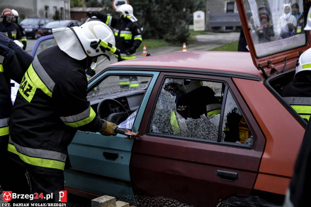 Pożar magazynu i wypadek samochodowy podczas ćwiczeń strażaków [fotorelacja]