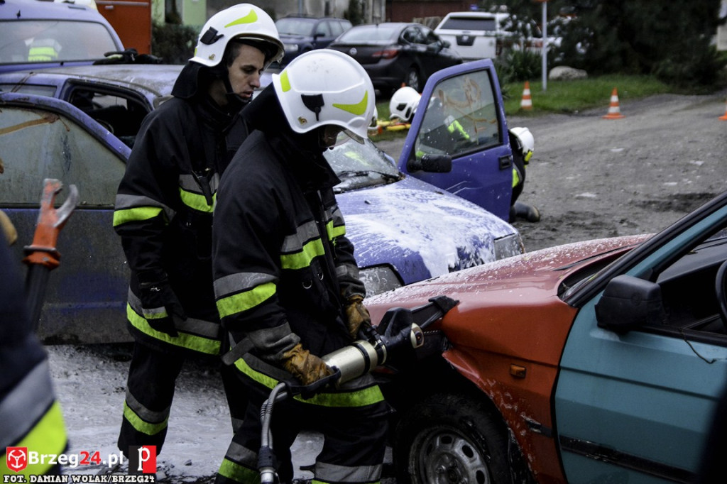 Pożar magazynu i wypadek samochodowy podczas ćwiczeń strażaków [fotorelacja]