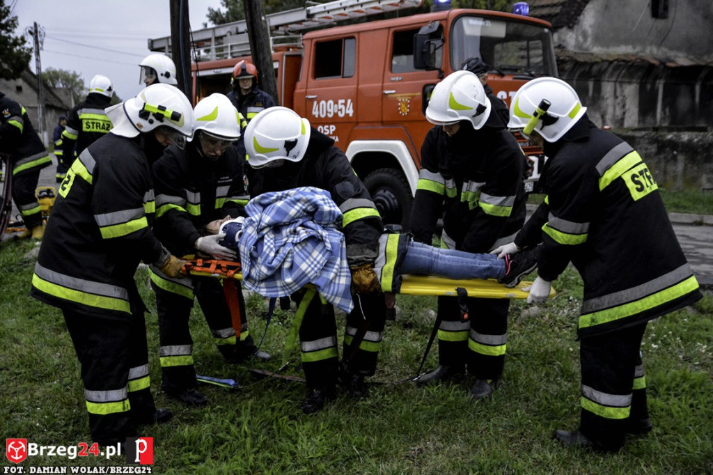 Pożar magazynu i wypadek samochodowy podczas ćwiczeń strażaków [fotorelacja]