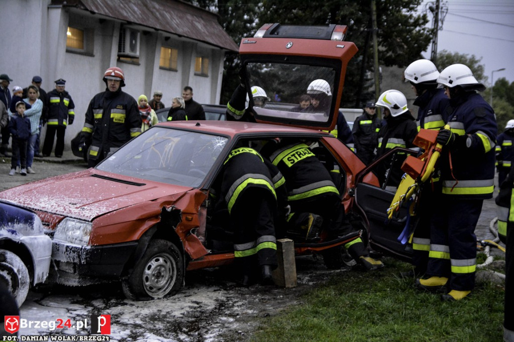 Pożar magazynu i wypadek samochodowy podczas ćwiczeń strażaków [fotorelacja]