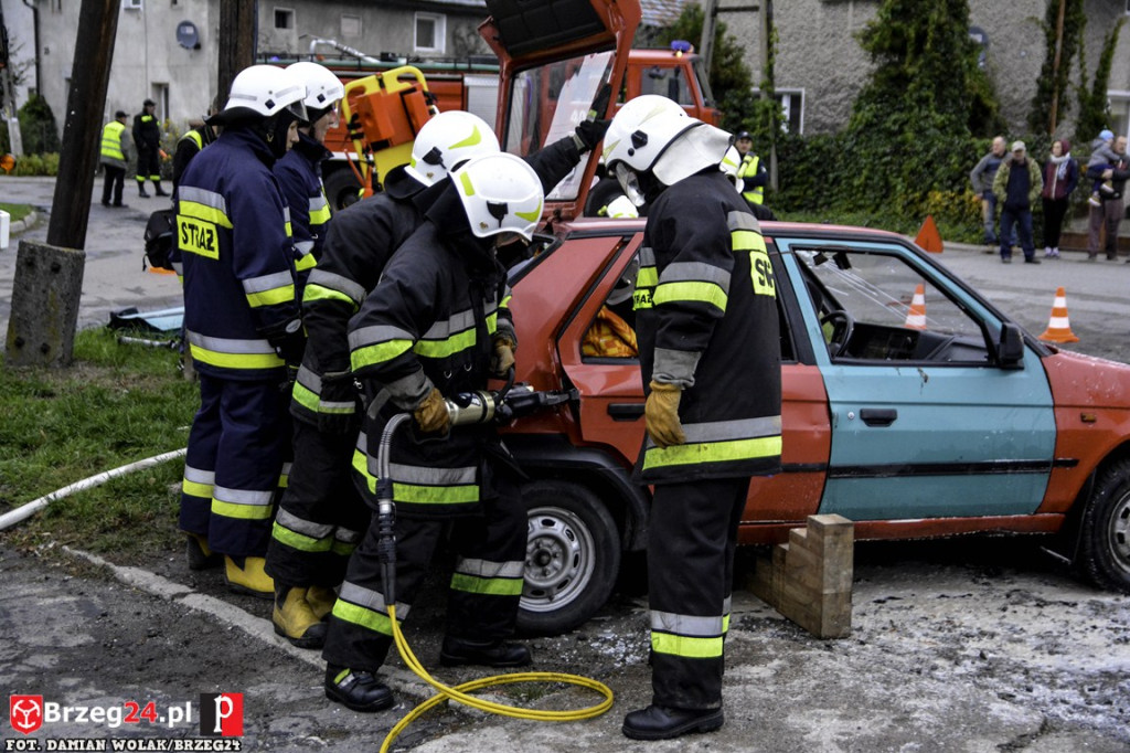 Pożar magazynu i wypadek samochodowy podczas ćwiczeń strażaków [fotorelacja]