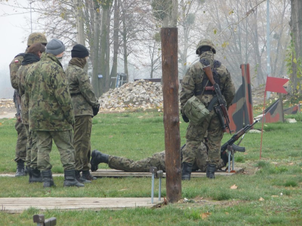 Patriotyzm na co dzień. Manewry poligonowo-strzeleckie II LO w Brzegu