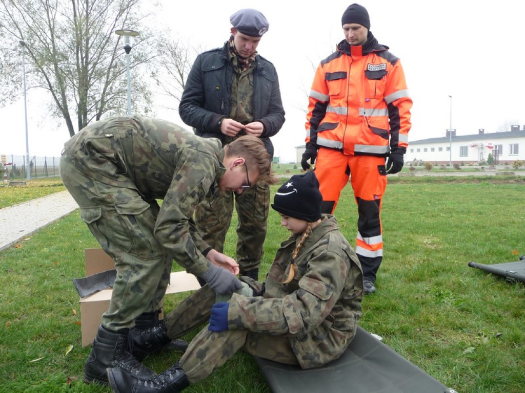 Patriotyzm na co dzień. Manewry poligonowo-strzeleckie II LO w Brzegu