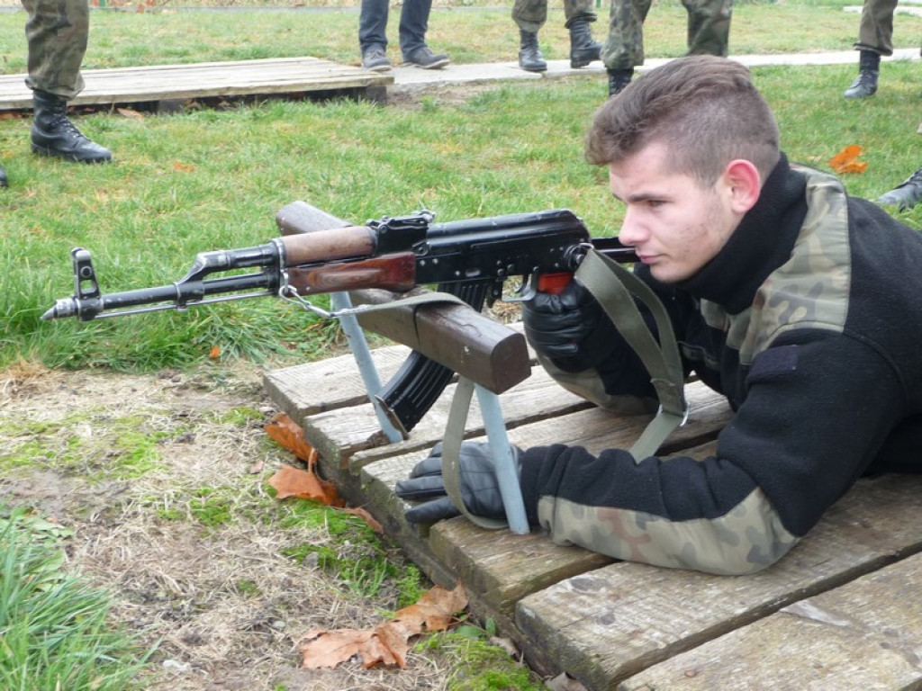 Patriotyzm na co dzień. Manewry poligonowo-strzeleckie II LO w Brzegu