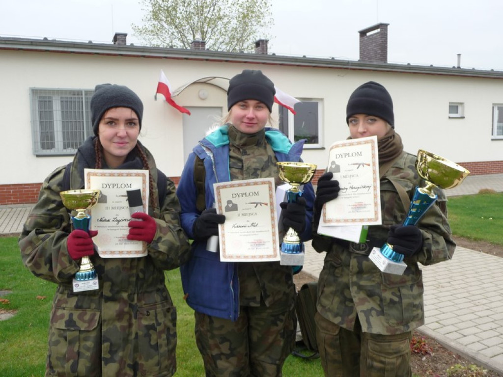 Patriotyzm na co dzień. Manewry poligonowo-strzeleckie II LO w Brzegu
