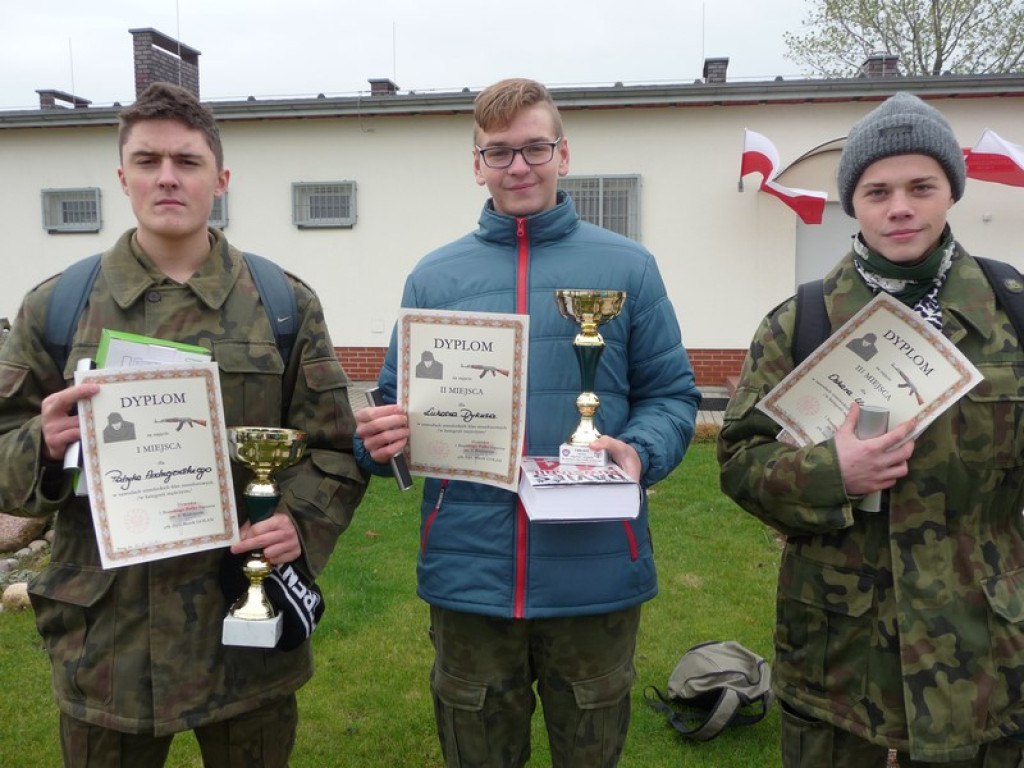 Patriotyzm na co dzień. Manewry poligonowo-strzeleckie II LO w Brzegu