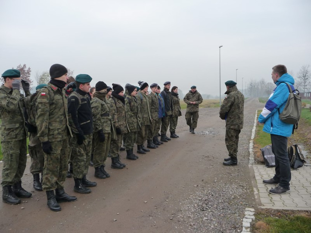 Patriotyzm na co dzień. Manewry poligonowo-strzeleckie II LO w Brzegu
