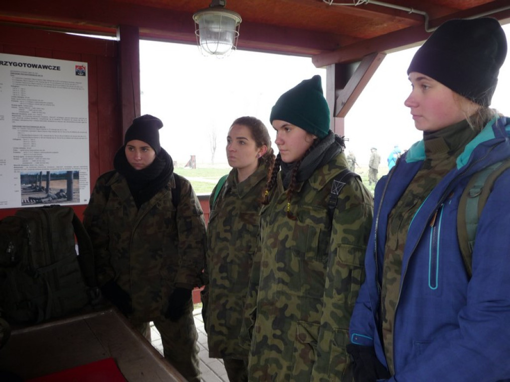 Patriotyzm na co dzień. Manewry poligonowo-strzeleckie II LO w Brzegu