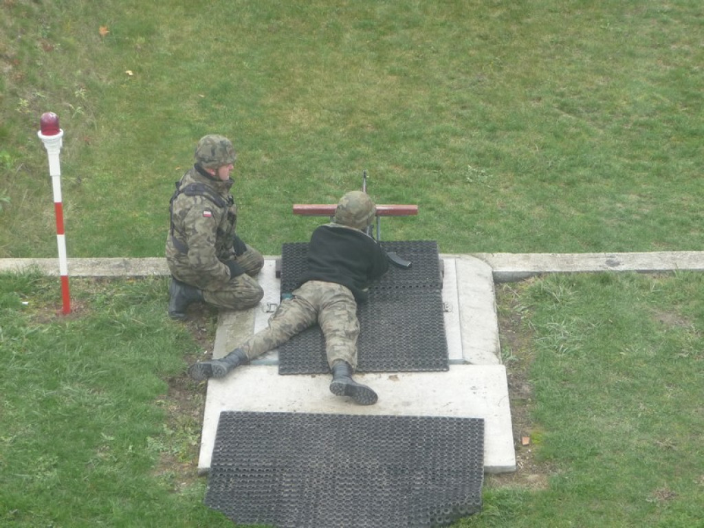 Patriotyzm na co dzień. Manewry poligonowo-strzeleckie II LO w Brzegu