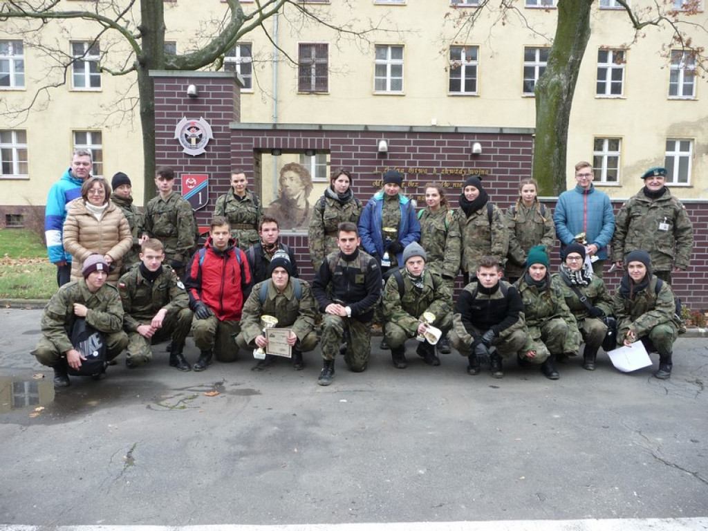 Patriotyzm na co dzień. Manewry poligonowo-strzeleckie II LO w Brzegu