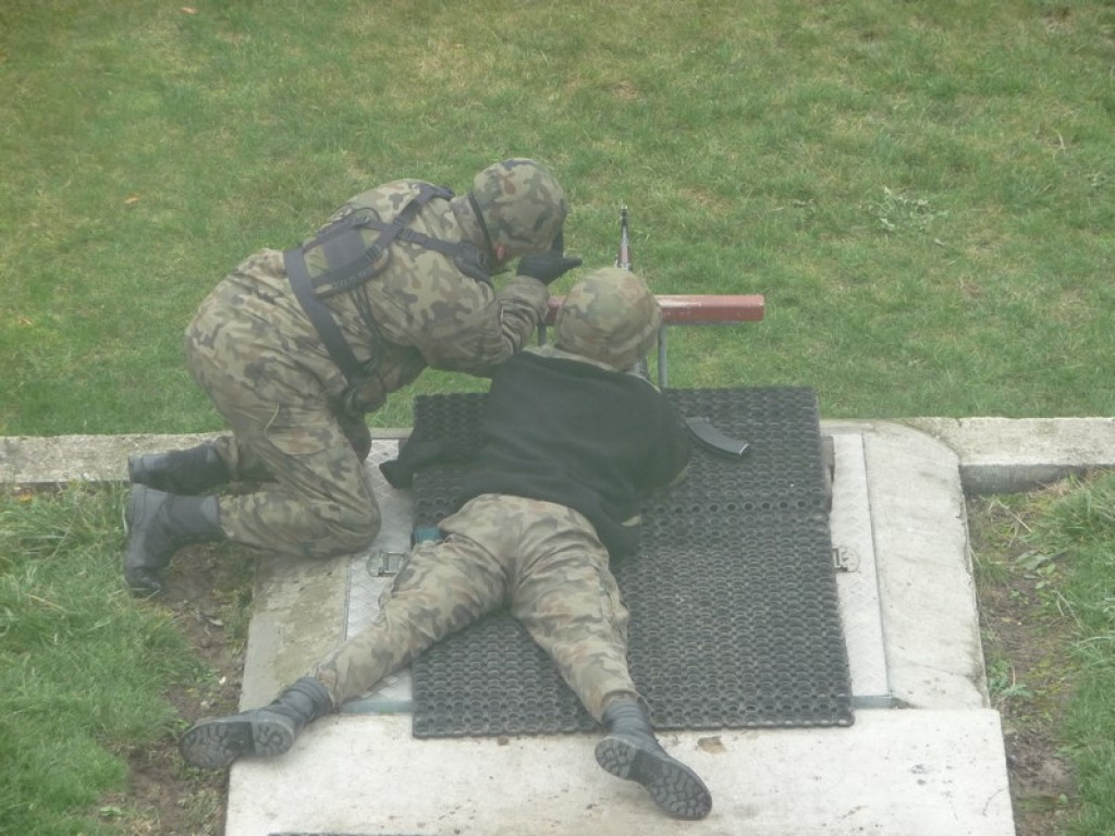 Patriotyzm na co dzień. Manewry poligonowo-strzeleckie II LO w Brzegu