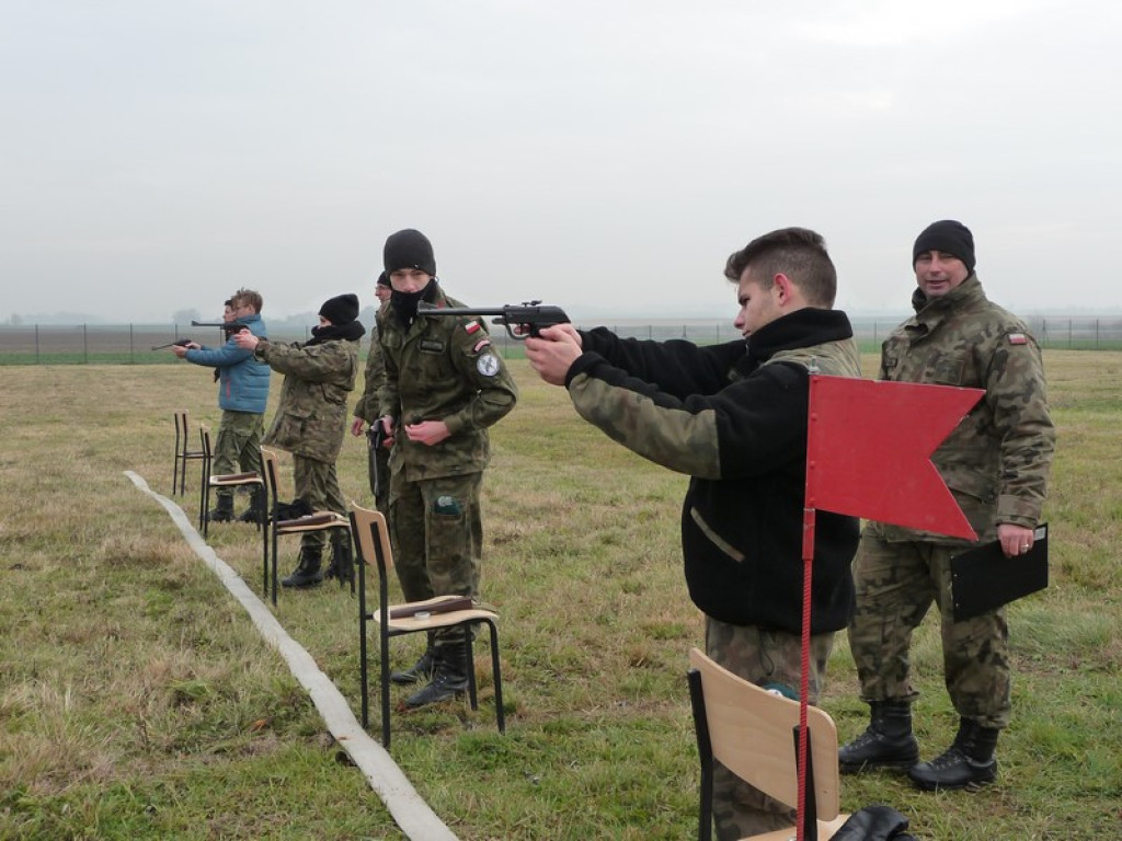 Patriotyzm na co dzień. Manewry poligonowo-strzeleckie II LO w Brzegu