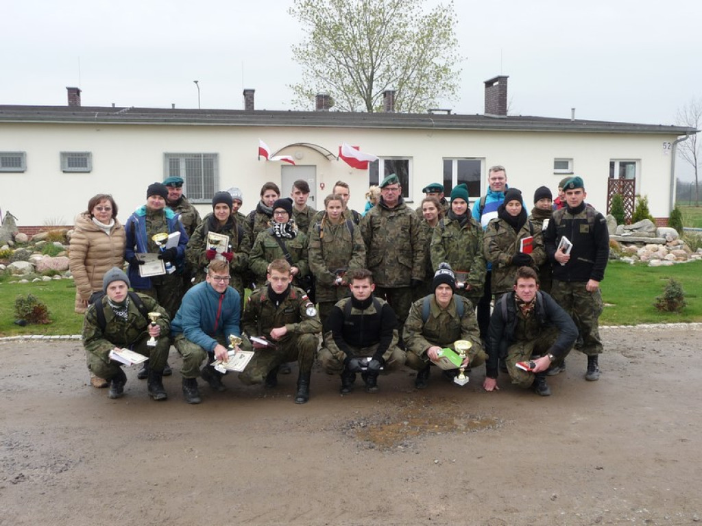 Patriotyzm na co dzień. Manewry poligonowo-strzeleckie II LO w Brzegu