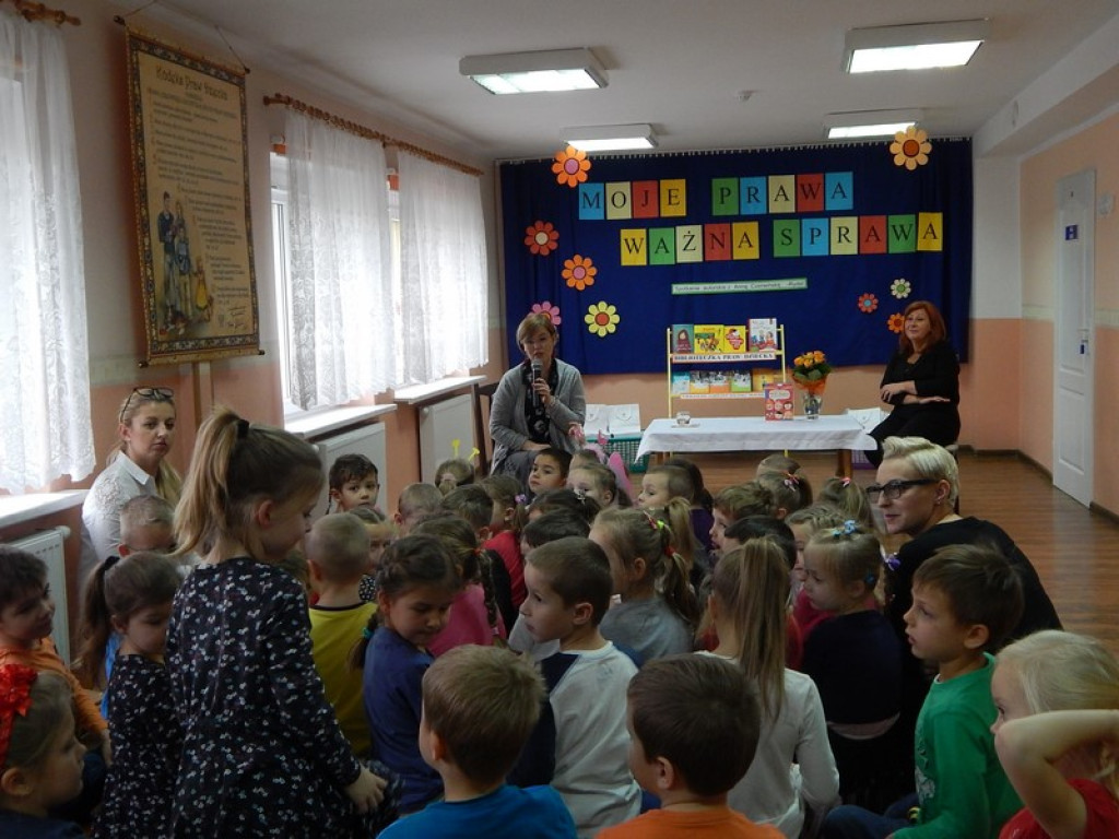 SPOTKANIE AUTORSKIE  Z PISARKĄ ANNĄ CZERWIŃSKĄ  - RYDEL W PRZEDSZKOLU PUBLICZNYM NR 3 W BRZEGU