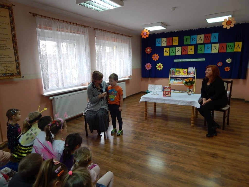 SPOTKANIE AUTORSKIE  Z PISARKĄ ANNĄ CZERWIŃSKĄ  - RYDEL W PRZEDSZKOLU PUBLICZNYM NR 3 W BRZEGU