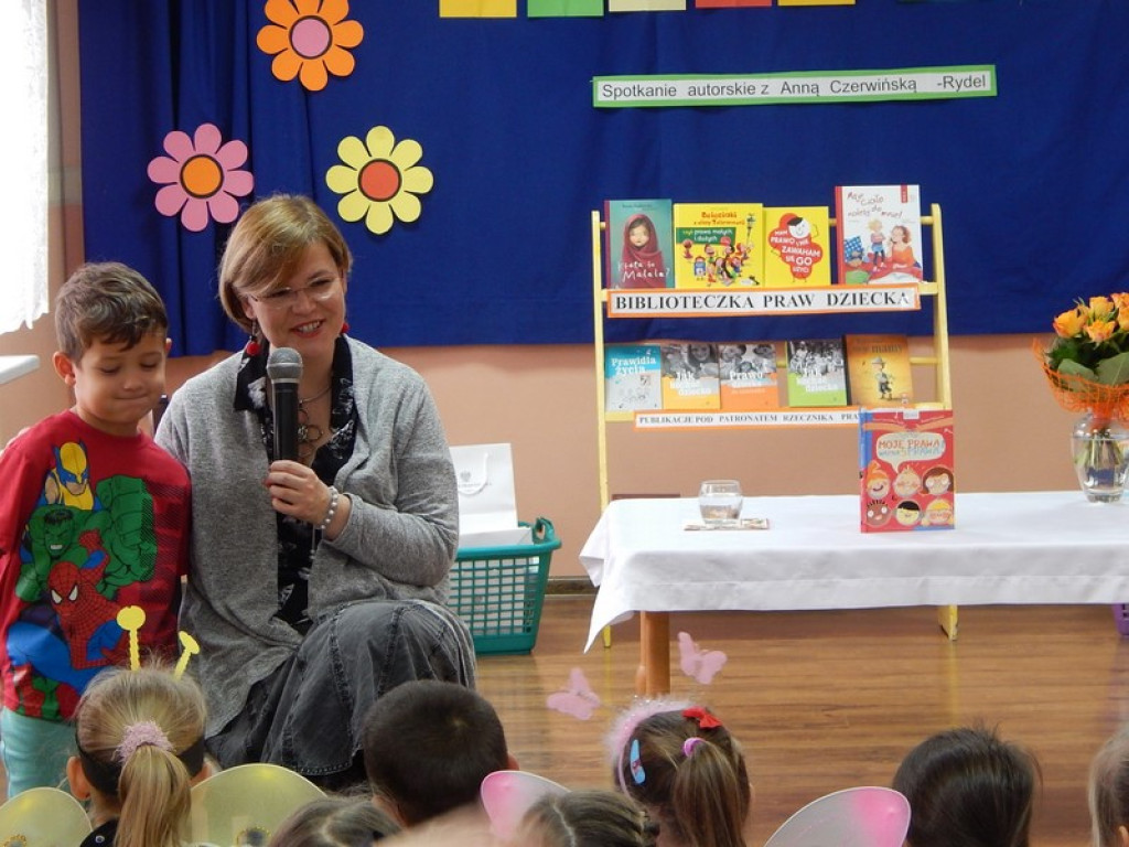 SPOTKANIE AUTORSKIE  Z PISARKĄ ANNĄ CZERWIŃSKĄ  - RYDEL W PRZEDSZKOLU PUBLICZNYM NR 3 W BRZEGU