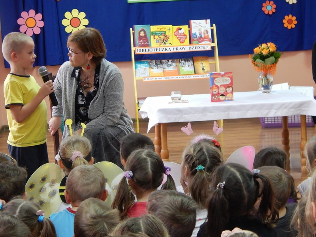 SPOTKANIE AUTORSKIE  Z PISARKĄ ANNĄ CZERWIŃSKĄ  - RYDEL W PRZEDSZKOLU PUBLICZNYM NR 3 W BRZEGU