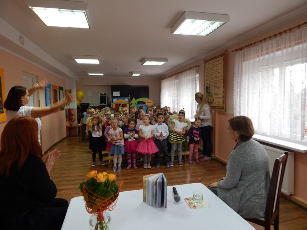 SPOTKANIE AUTORSKIE  Z PISARKĄ ANNĄ CZERWIŃSKĄ  - RYDEL W PRZEDSZKOLU PUBLICZNYM NR 3 W BRZEGU