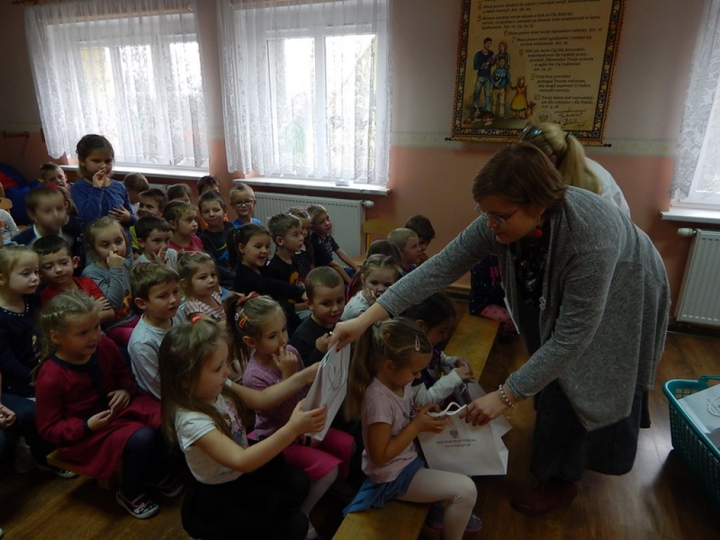 SPOTKANIE AUTORSKIE  Z PISARKĄ ANNĄ CZERWIŃSKĄ  - RYDEL W PRZEDSZKOLU PUBLICZNYM NR 3 W BRZEGU