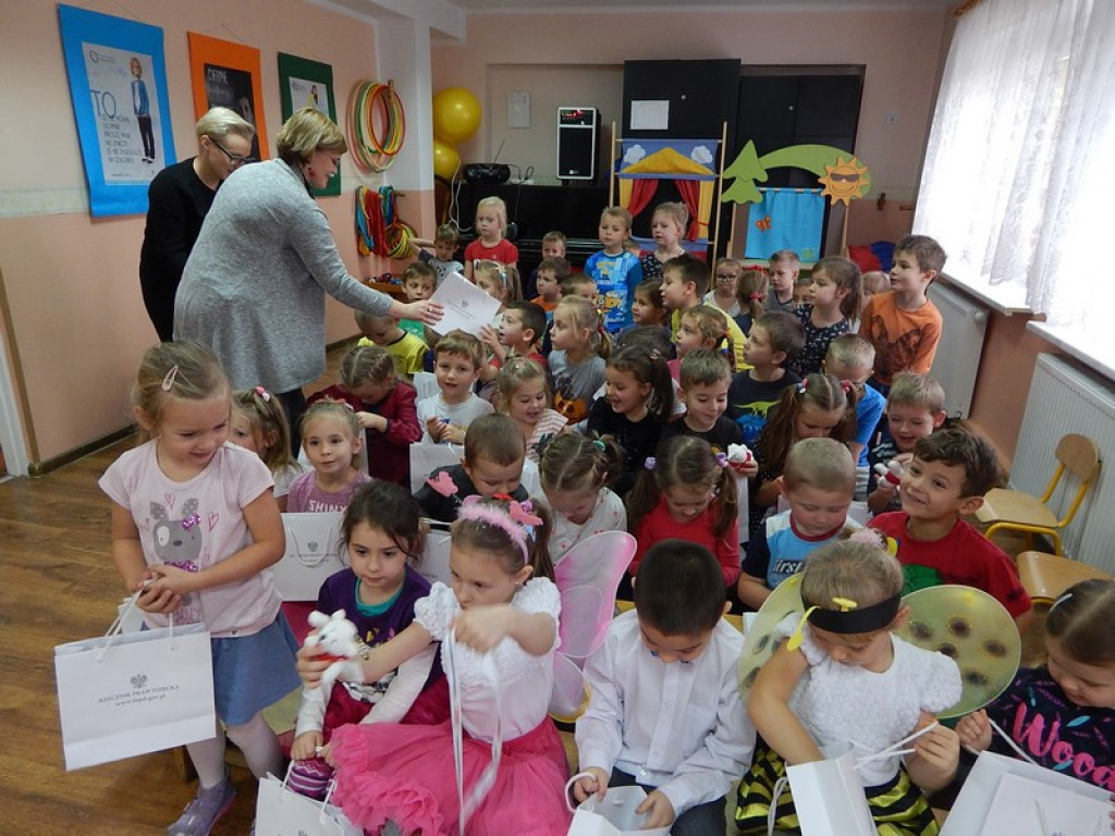 SPOTKANIE AUTORSKIE  Z PISARKĄ ANNĄ CZERWIŃSKĄ  - RYDEL W PRZEDSZKOLU PUBLICZNYM NR 3 W BRZEGU