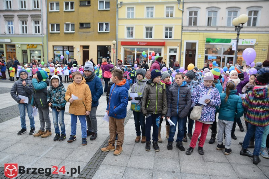 Rekord we wspólnym śpiewaniu pobity! W Brzegu trwają Ogólnopolskie Dni Praw Dziecka