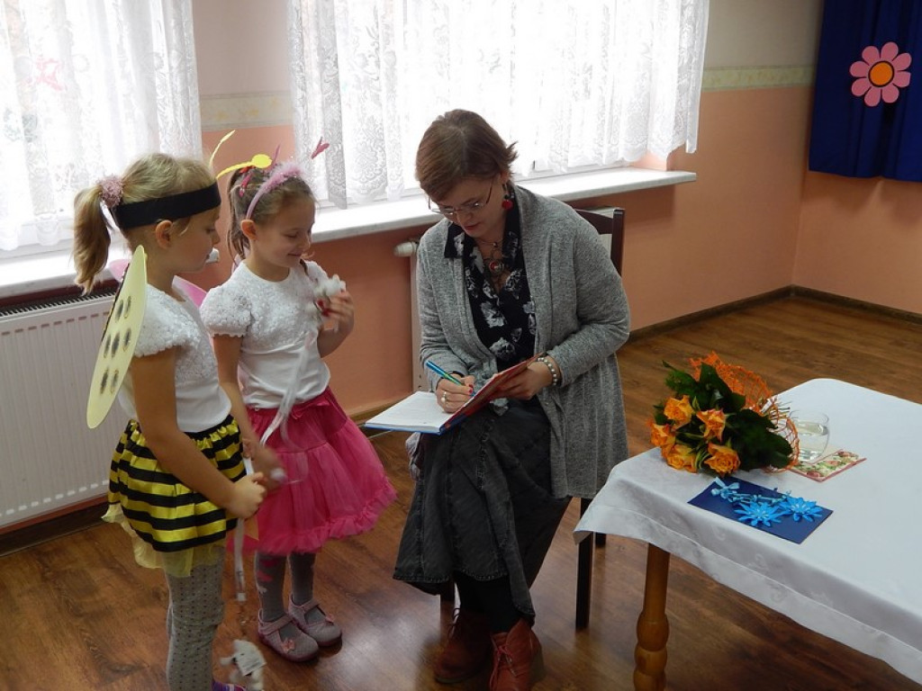SPOTKANIE AUTORSKIE  Z PISARKĄ ANNĄ CZERWIŃSKĄ  - RYDEL W PRZEDSZKOLU PUBLICZNYM NR 3 W BRZEGU