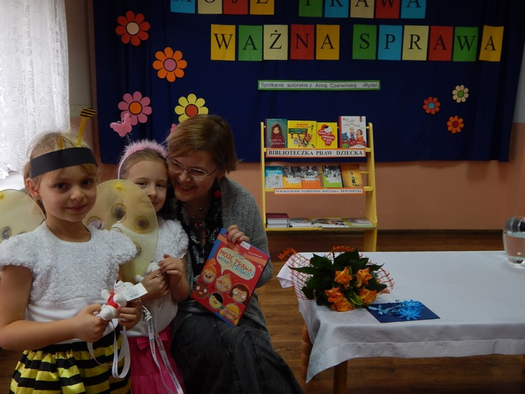 SPOTKANIE AUTORSKIE  Z PISARKĄ ANNĄ CZERWIŃSKĄ  - RYDEL W PRZEDSZKOLU PUBLICZNYM NR 3 W BRZEGU