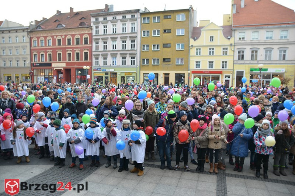 Rekord we wspólnym śpiewaniu pobity! W Brzegu trwają Ogólnopolskie Dni Praw Dziecka