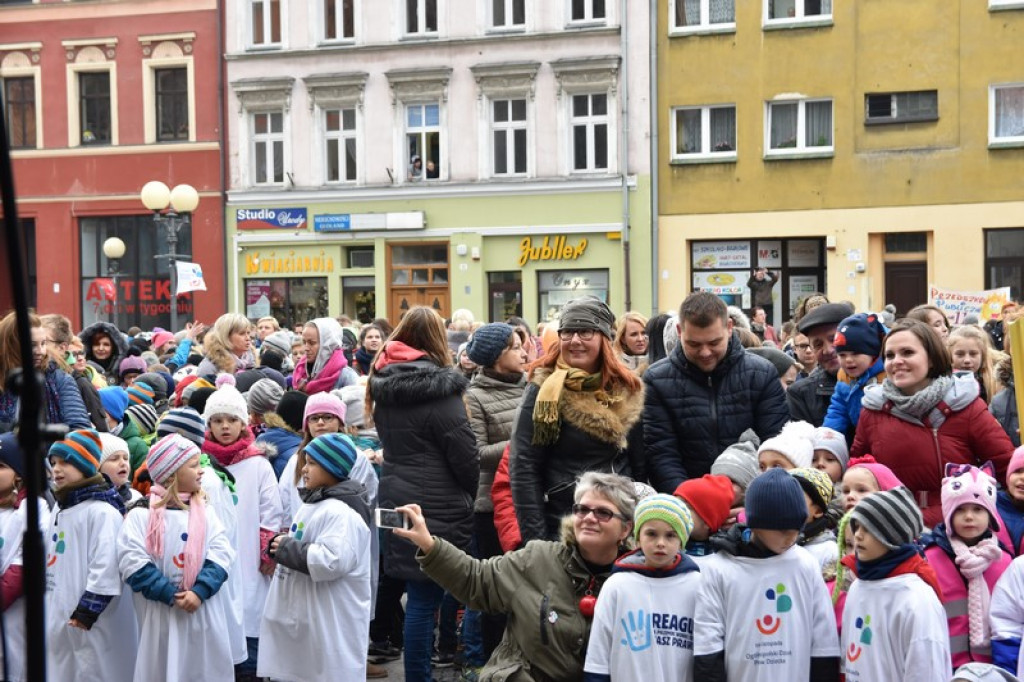 Rekord we wspólnym śpiewaniu pobity! W Brzegu trwają Ogólnopolskie Dni Praw Dziecka